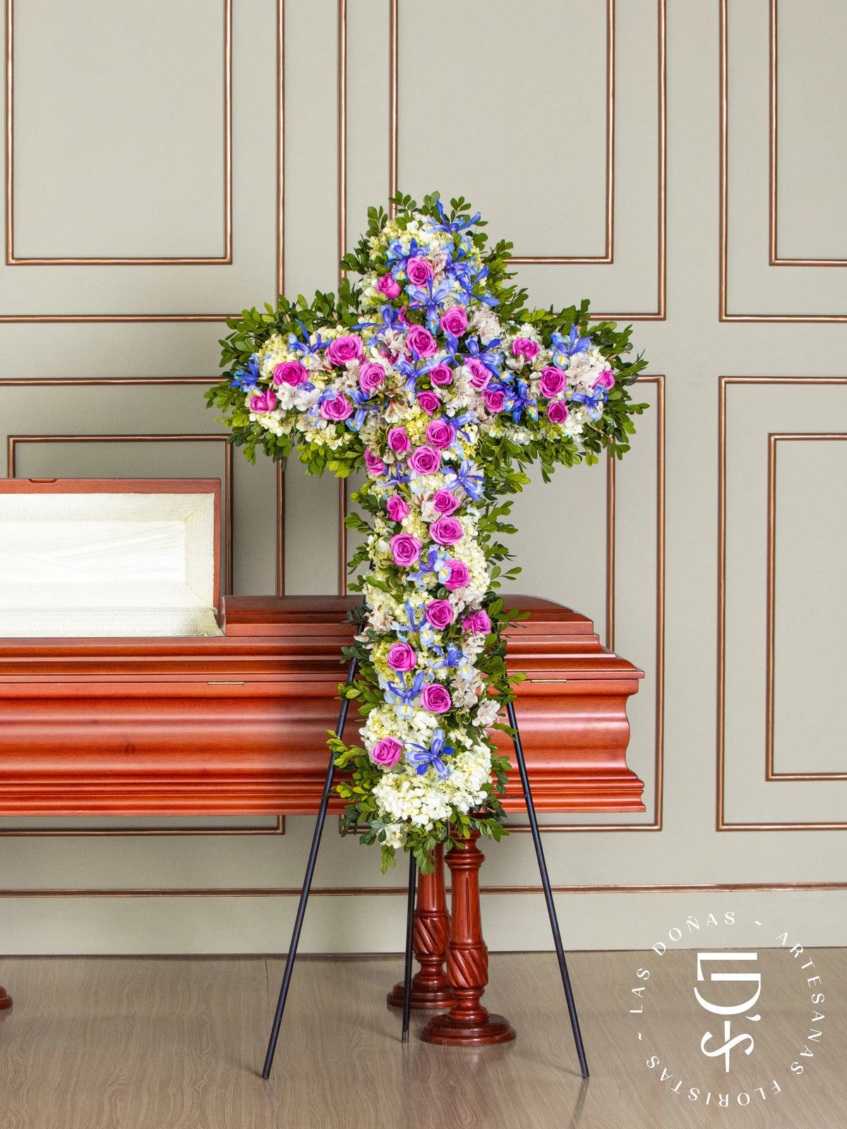 Cruz de Condolencias de Rosas Lilas y Hortensias arreglo de condolencias con 36 rosas lilas