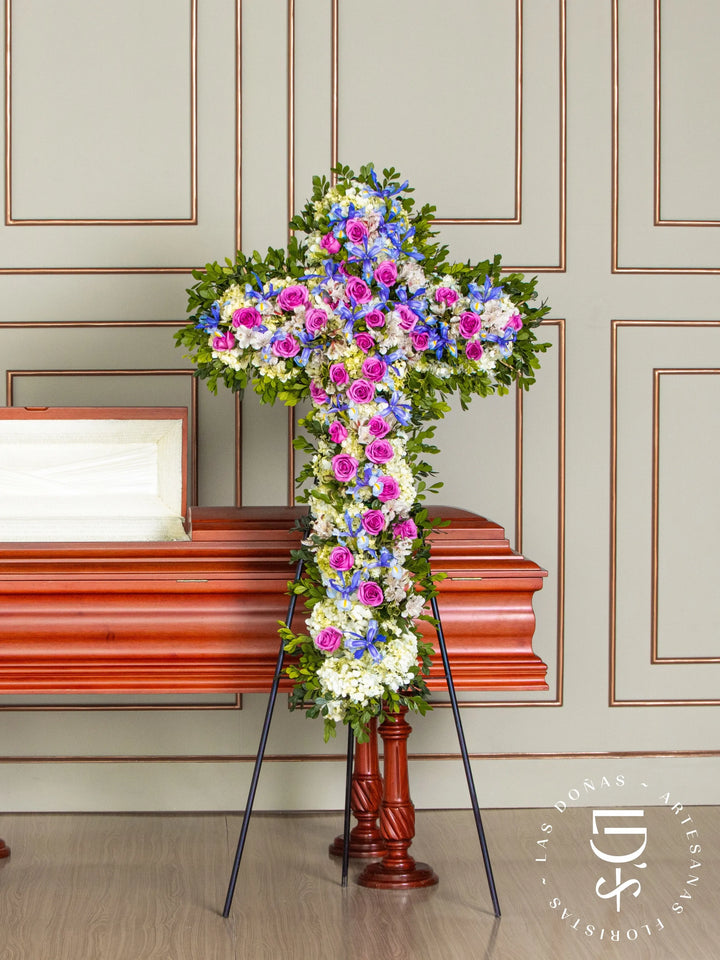 Cruz de Condolencias de Rosas Lilas y Hortensias arreglo de condolencias con 36 rosas lilas