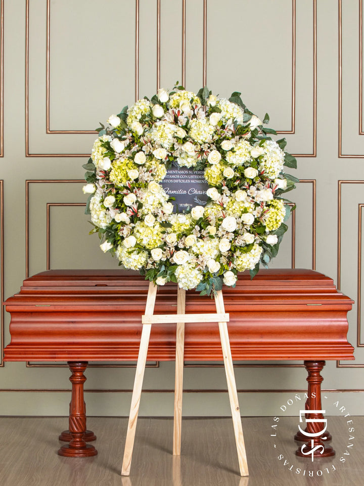 Corona Circular de Hortensias con Rosas Blancas arreglo de condolencias con 48 rosas blancas