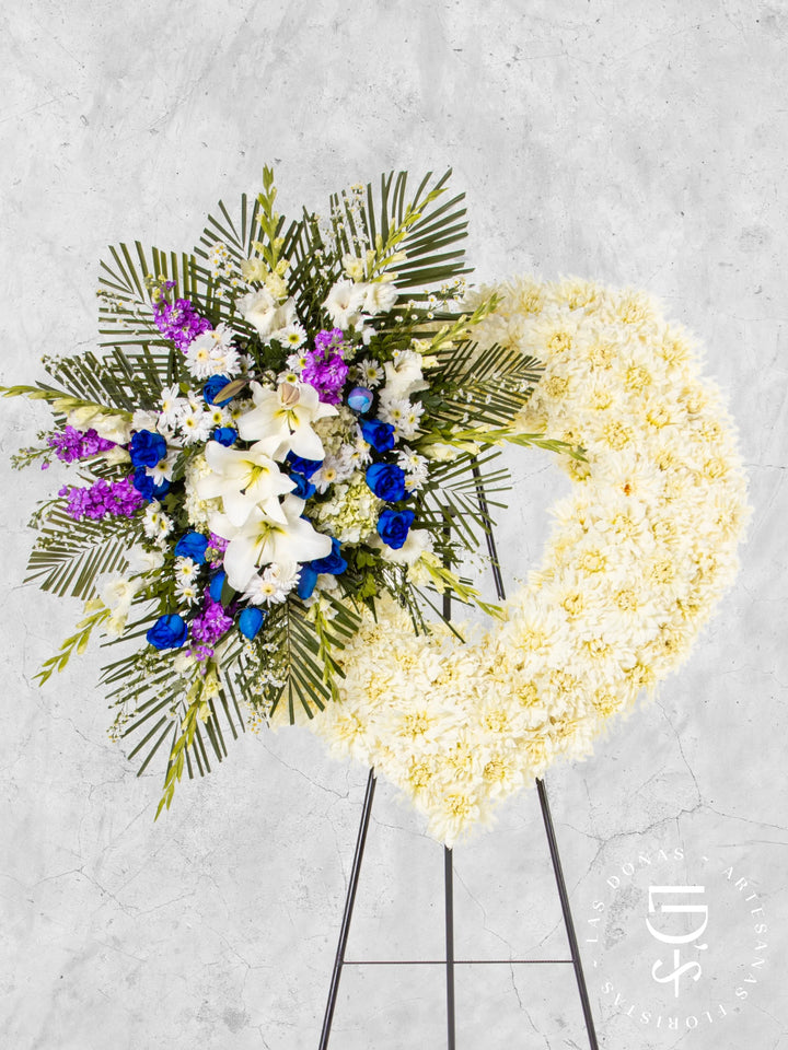 Corona de Corazón con Rosas Azules y Liliums arreglo de condolencias con 24 rosas azules