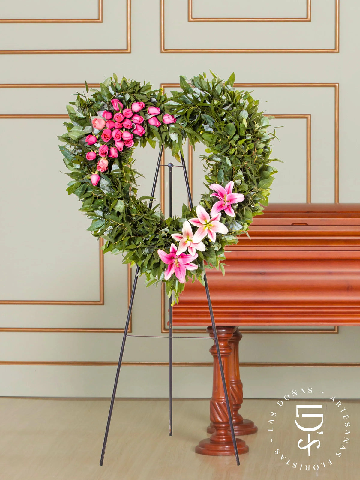 Corona de Corazón con Rosas Rosadas y Liliums arreglo de condolencias con 24 rosas rosadas