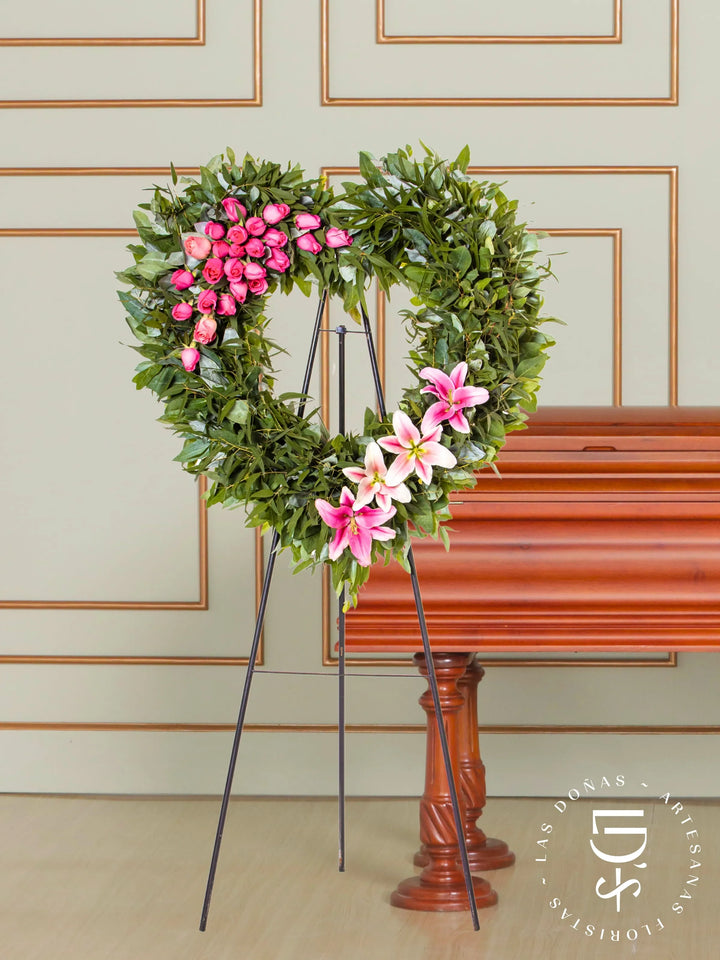 Corona de Corazón con Rosas Rosadas y Liliums arreglo de condolencias con 24 rosas rosadas