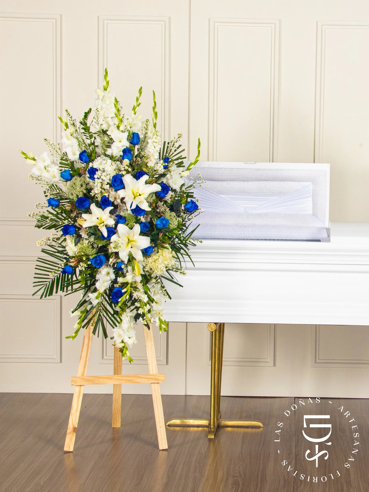 Lágrima de Condolencias de Hortensias y Rosas Azules arreglo de condolencias con 24 rosas azules