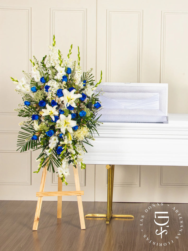 Lágrima de Condolencias de Hortensias y Rosas Azules arreglo de condolencias con 24 rosas azules