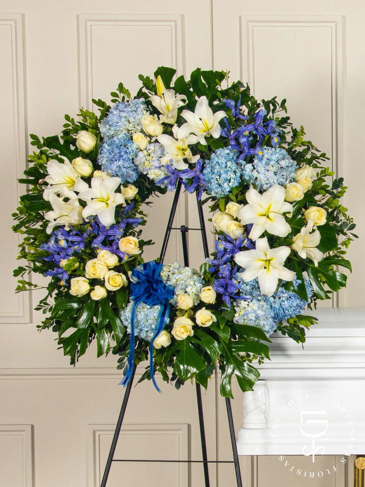 Corona Circular de Hortensias con Rosas Blancas, Iris y Liliums arreglo de condolencias con 24 rosas blancas