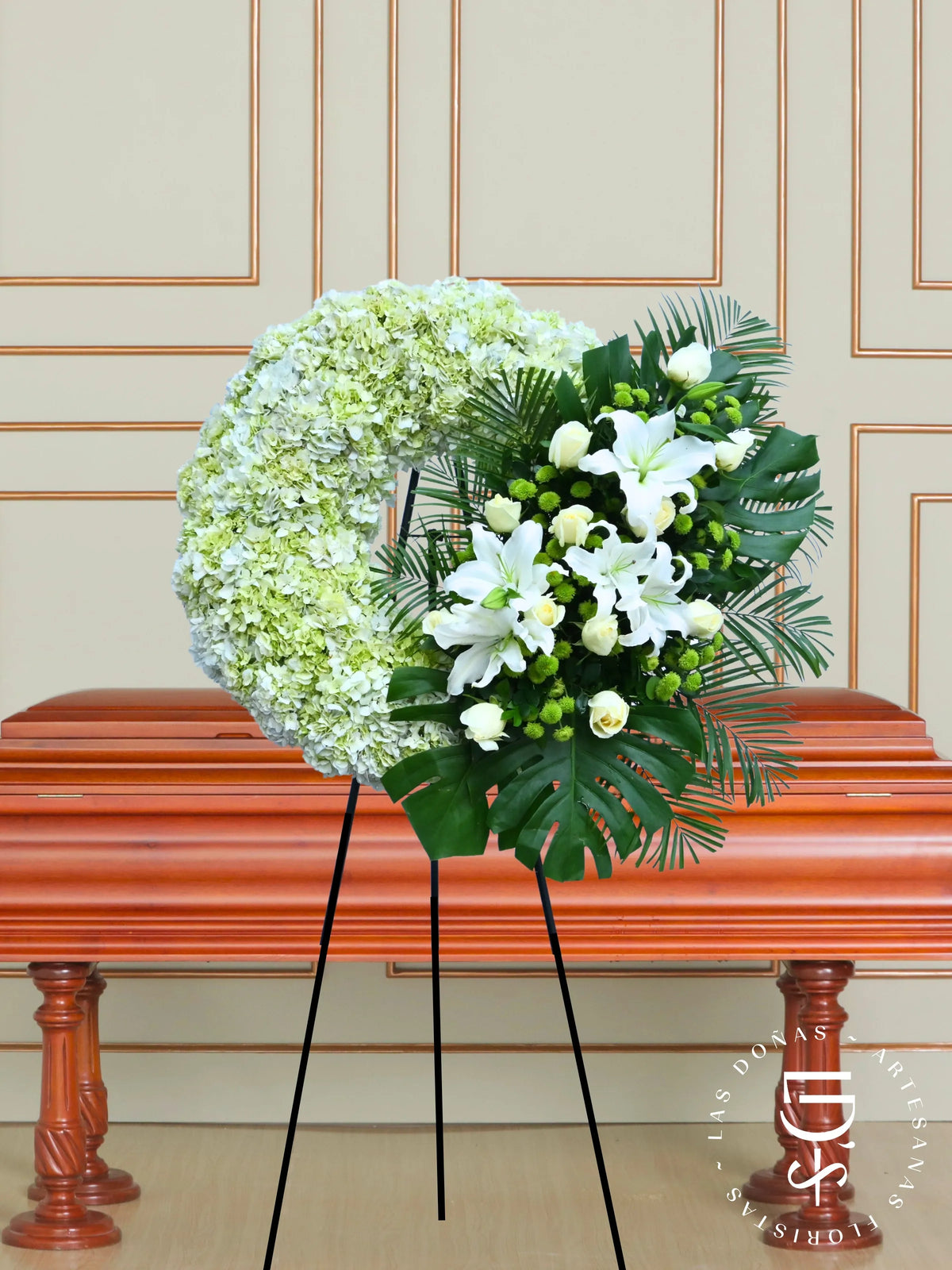 Corona Descanso Eterno arreglo de condolencias con 12 rosas blancas