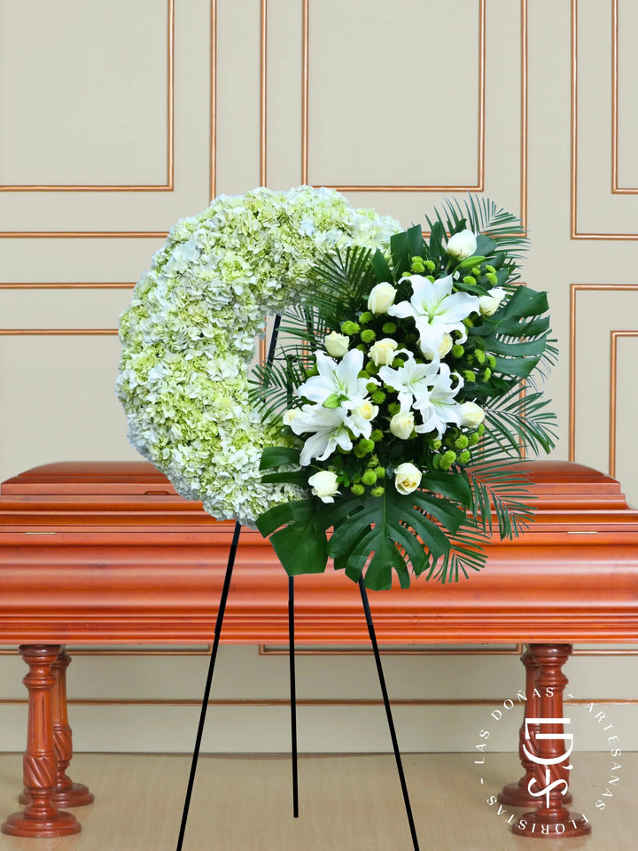Corona Descanso Eterno arreglo de condolencias con 12 rosas blancas