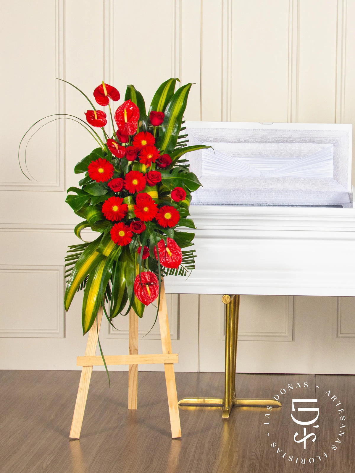 Lágrima de Condolencias de Rosas Rojas y Anturios arreglo de condolencias con 12 rosas rojas