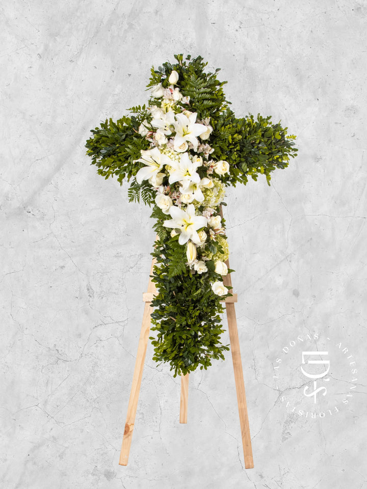 Cruz de Condolencias de Rosas Blancas y Lirios arreglo de condolencias con 16 rosas blancas