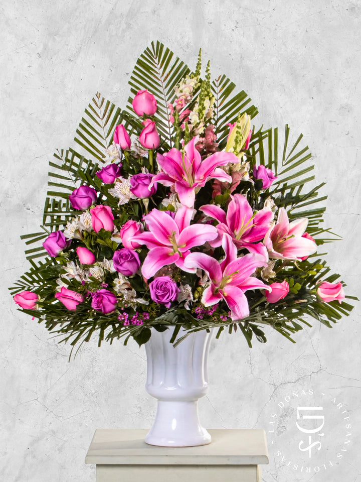 Jarrón Blanco con Rosas Rosadas, Lilas y Liliums arreglo de condolencias con 24 rosas lilas y rosadas