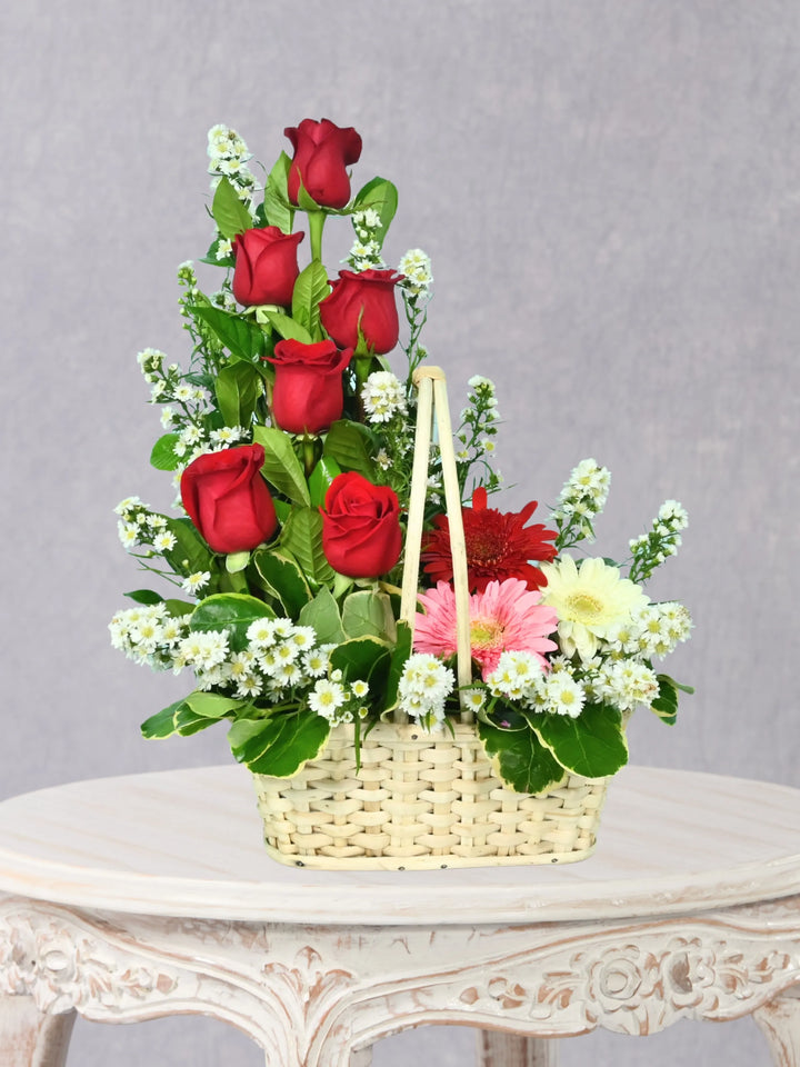 Cesta De Ensueño arreglo floral con 6 rosas + gerberas
