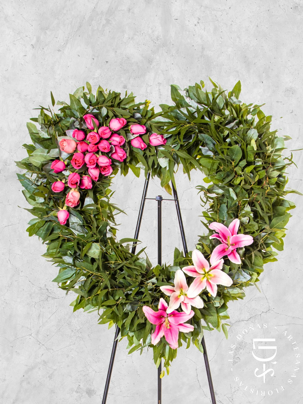 Corona de Corazón con Rosas Rosadas y Liliums arreglo de condolencias con 24 rosas rosadas