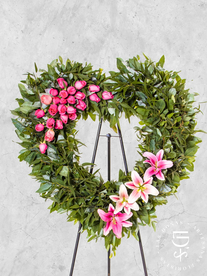Corona de Corazón con Rosas Rosadas y Liliums arreglo de condolencias con 24 rosas rosadas