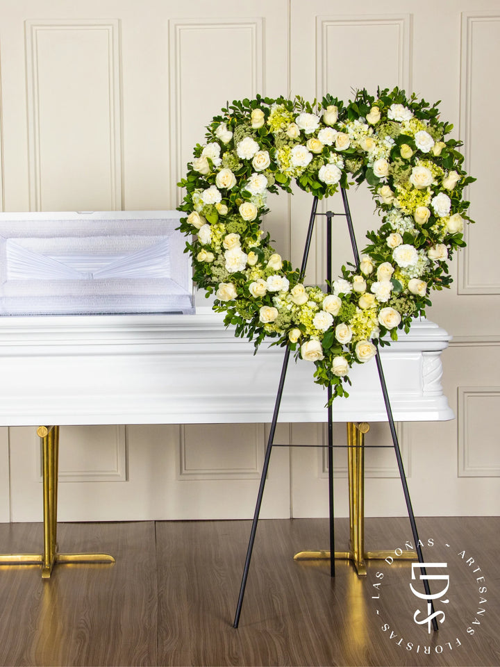 Corona de Corazón con Hortensias, Rosas Blancas y Clavelones arreglo de condolencias con 50 rosas blancas
