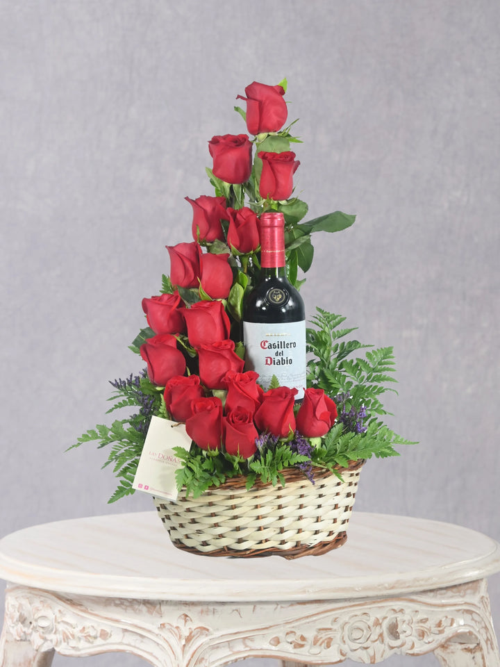 Espiral De Rosas arreglo floral con 17 rosas rojas + vino