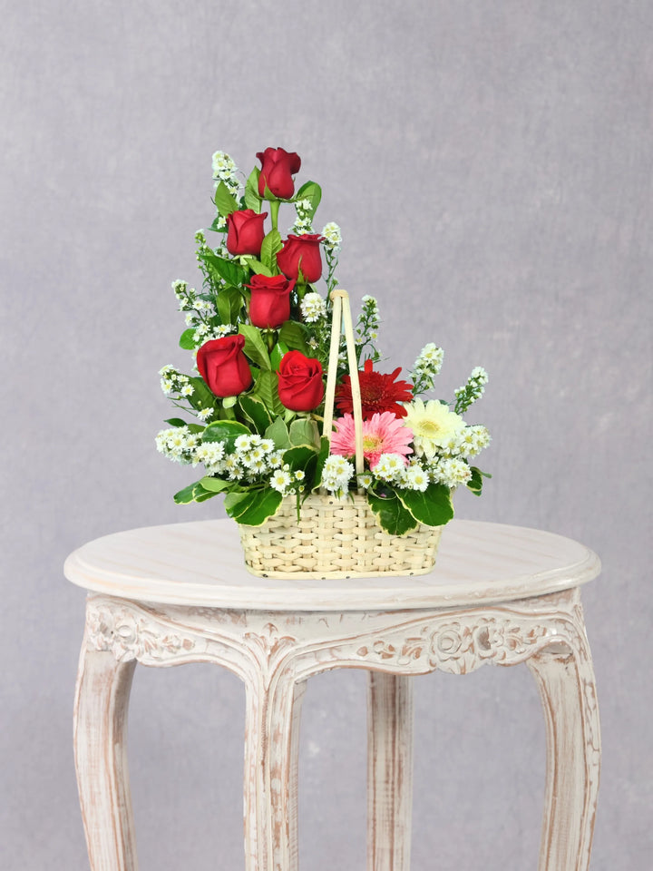 Cesta De Ensueño arreglo floral con 6 rosas + gerberas