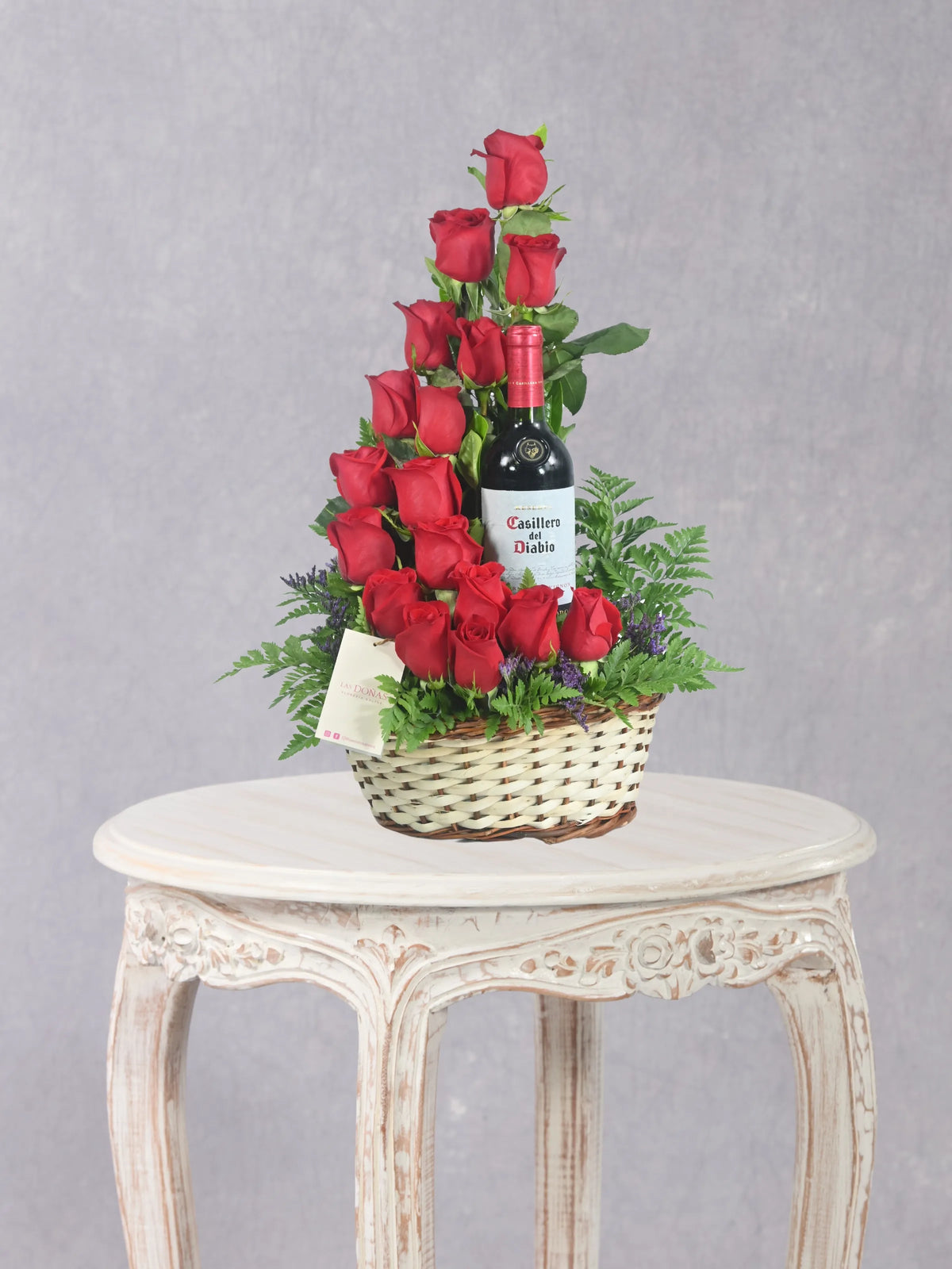 Espiral De Rosas arreglo floral con 17 rosas rojas + vino