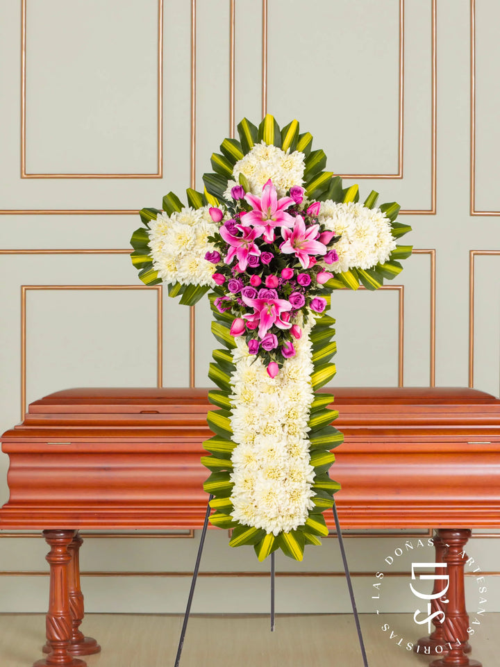 Cruz de Condolencias de Rosas Rosadas y Lilas con Corazón arreglo de condolencias con 30 rosas lilas y rosadas