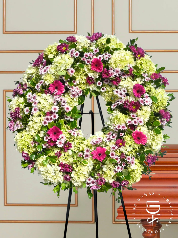 Corona de Condolencias Tributo Floral arreglo de condolencias con 6 gerberas fucsias + margaritas