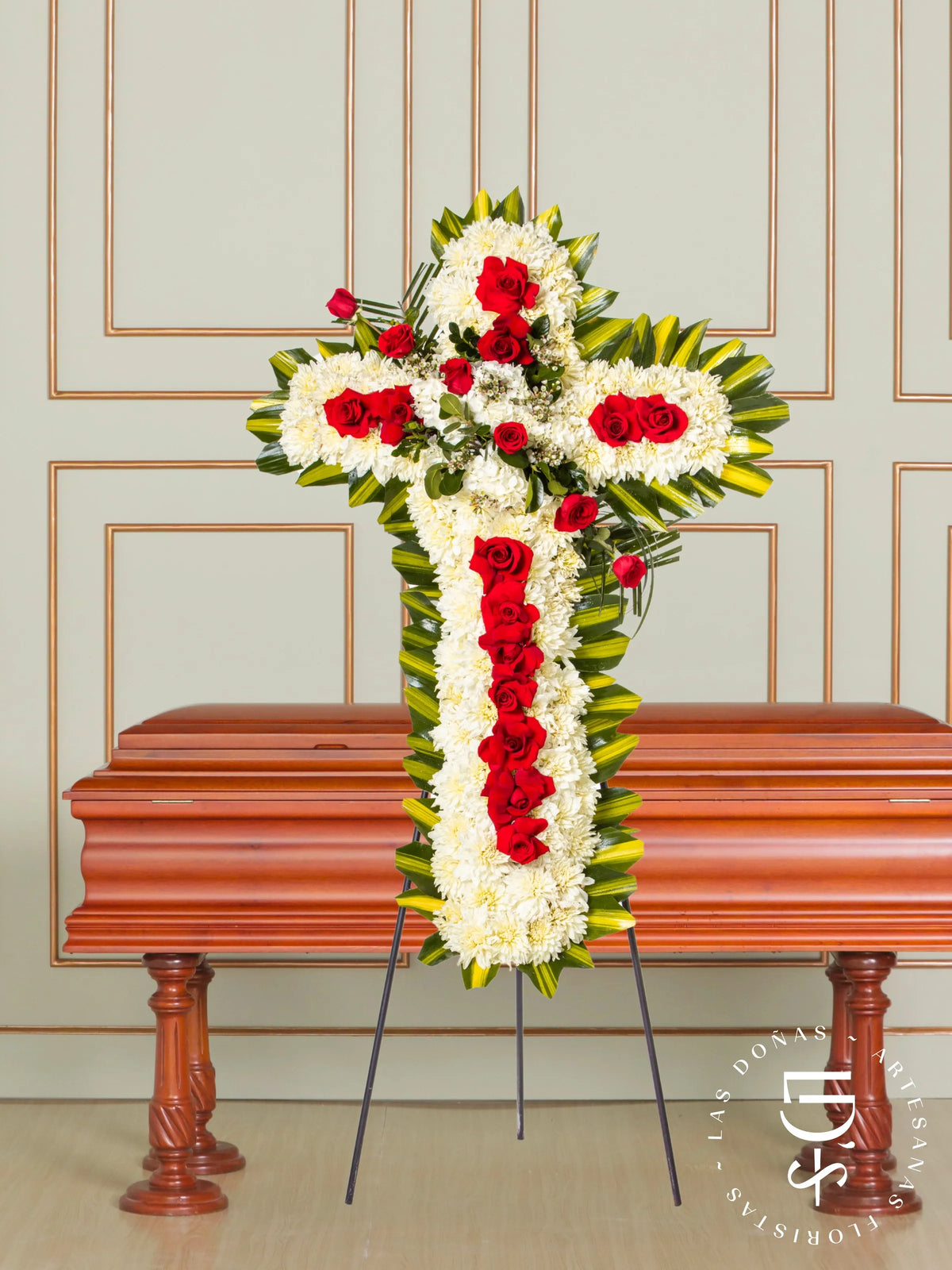 Cruz de Condolencias de Dalias y Rosas Rojas arreglo de condolencias con 20 rosas rojas