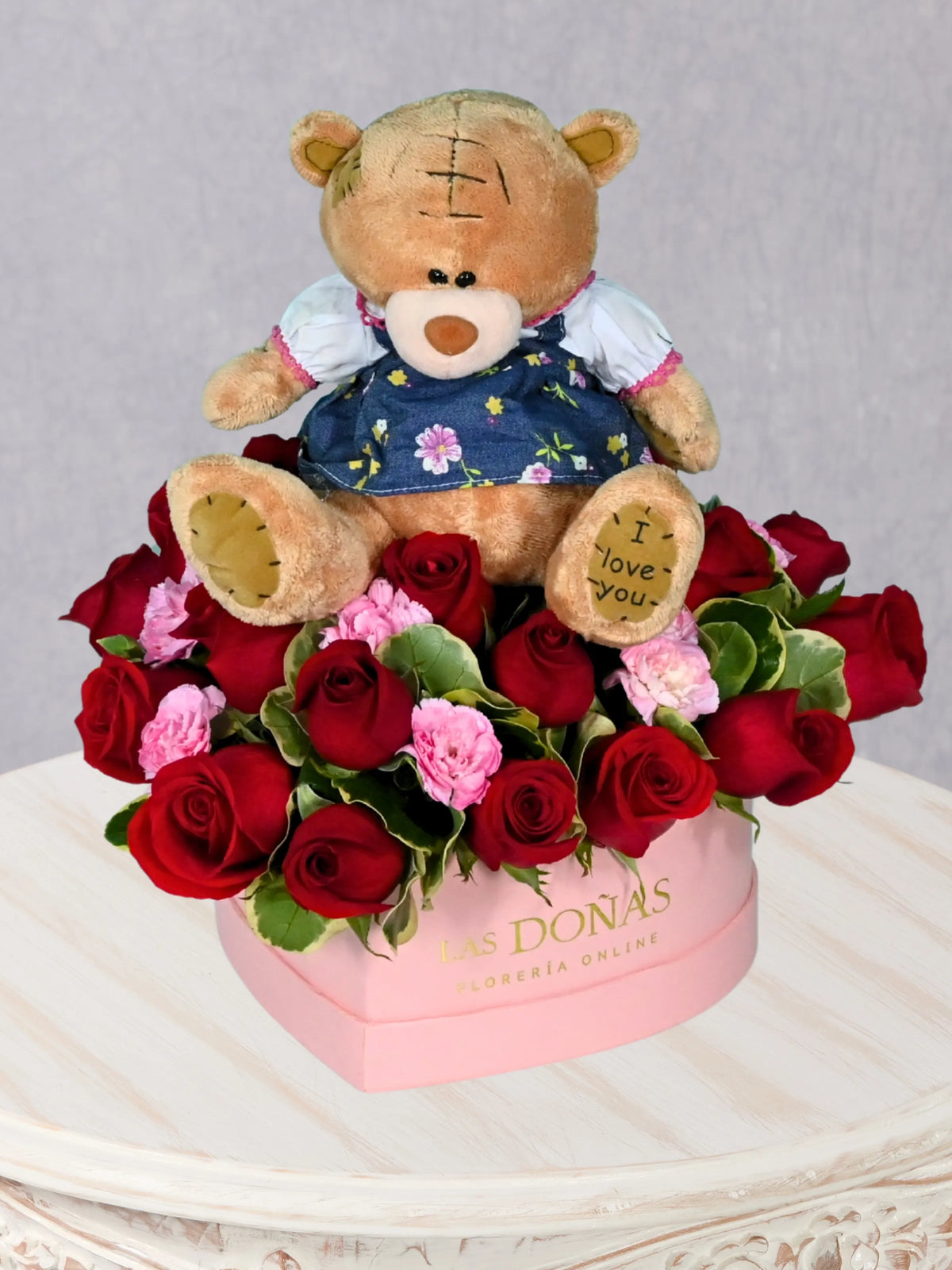 Osito Dulce Corazon arreglo floral con 24 rosas rojas