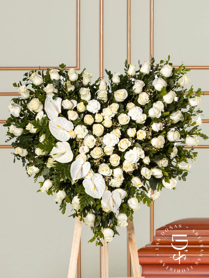 Corona de Corazón con Rosas Blancas y Anturios arreglo de condolencias con 100 rosas blancas