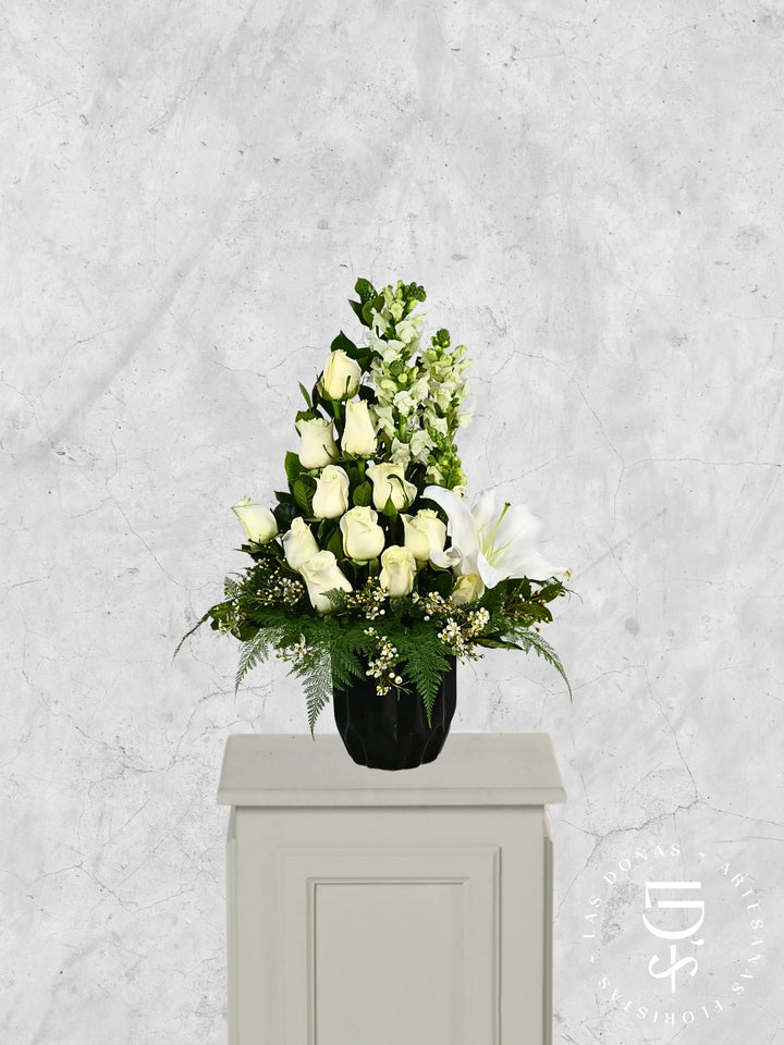 Jarrón Negro con Rosas Blancas y Liliums arreglo de condolencias con 12 orsas blancas