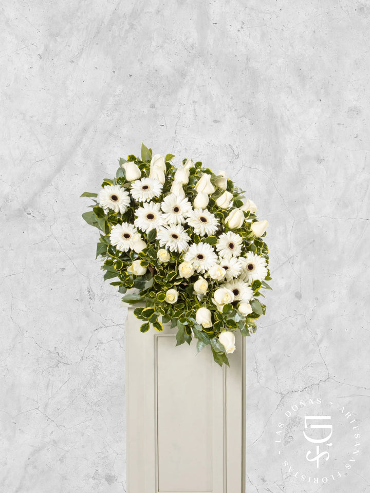 Lágrima de Piso con Rosas Blancas y Gerberas Blancas arreglo de condolencias con 24 rosas blancas + gerberas