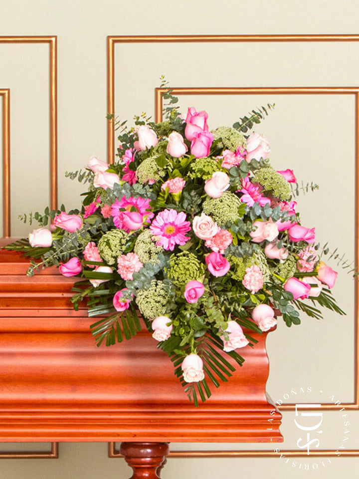 Manto de Condolencias con Rosas Rosadas y Titanic arreglo de condolencias con 48 rosas titanic y rosadas