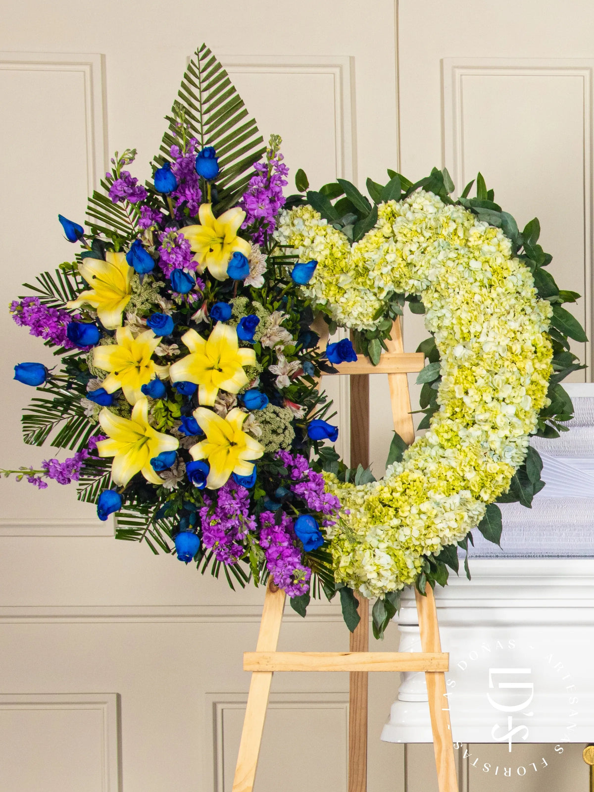 Corona de Corazón con Hortensias, Rosas Azules y Liliums arreglo de condolencias con 24 rosas azules