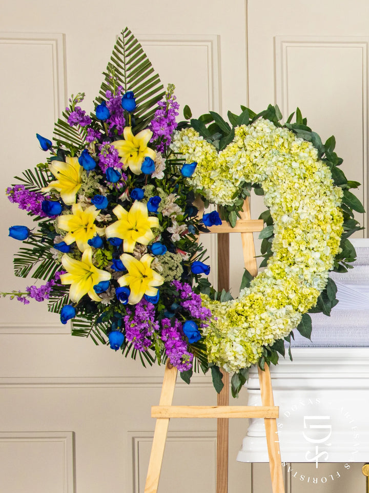 Corona de Corazón con Hortensias, Rosas Azules y Liliums arreglo de condolencias con 24 rosas azules